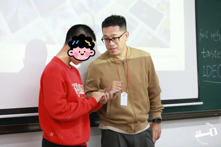 课堂上，老师与学生交流项目